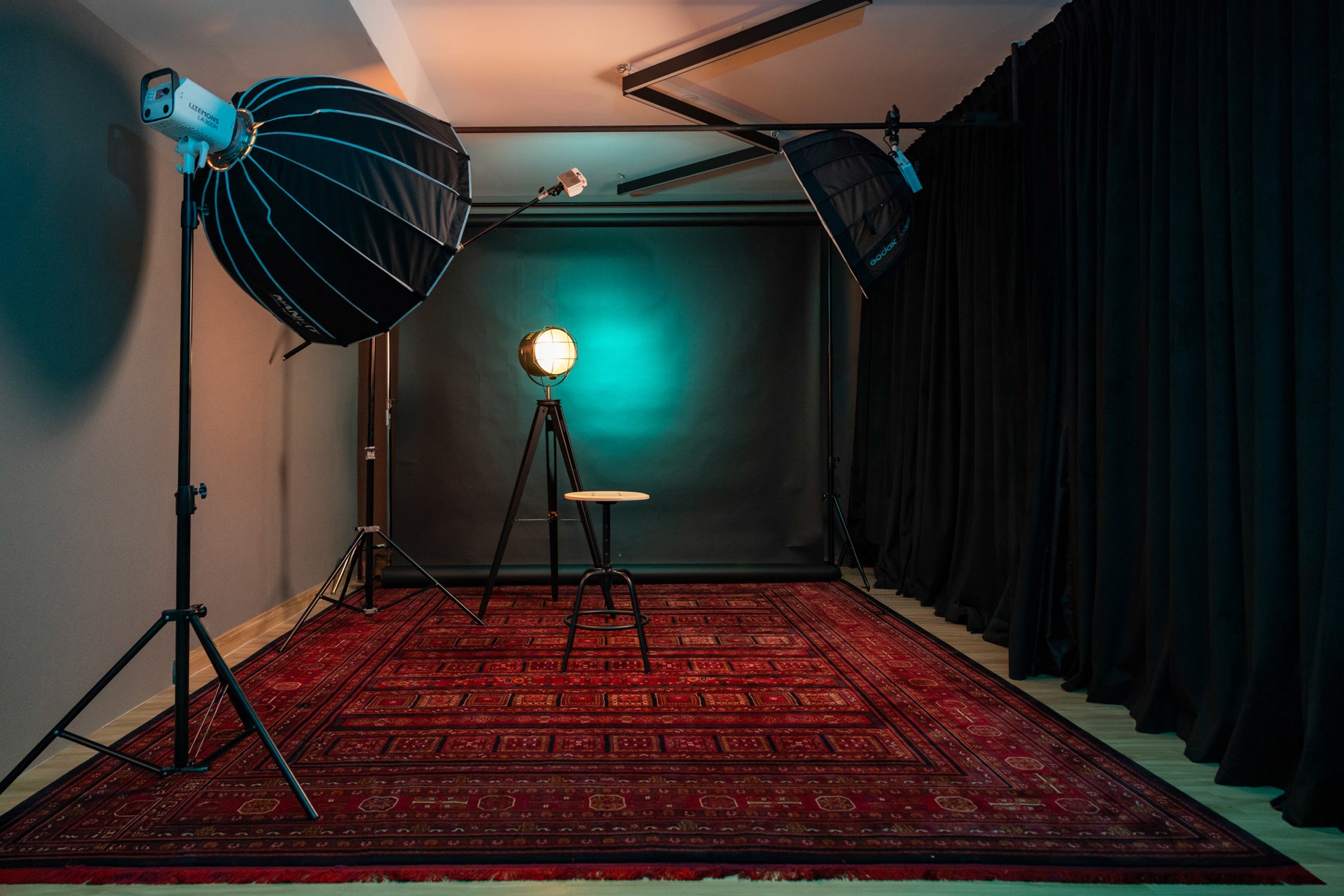 Studio B: Smart Multi-Color Backdrop Studio